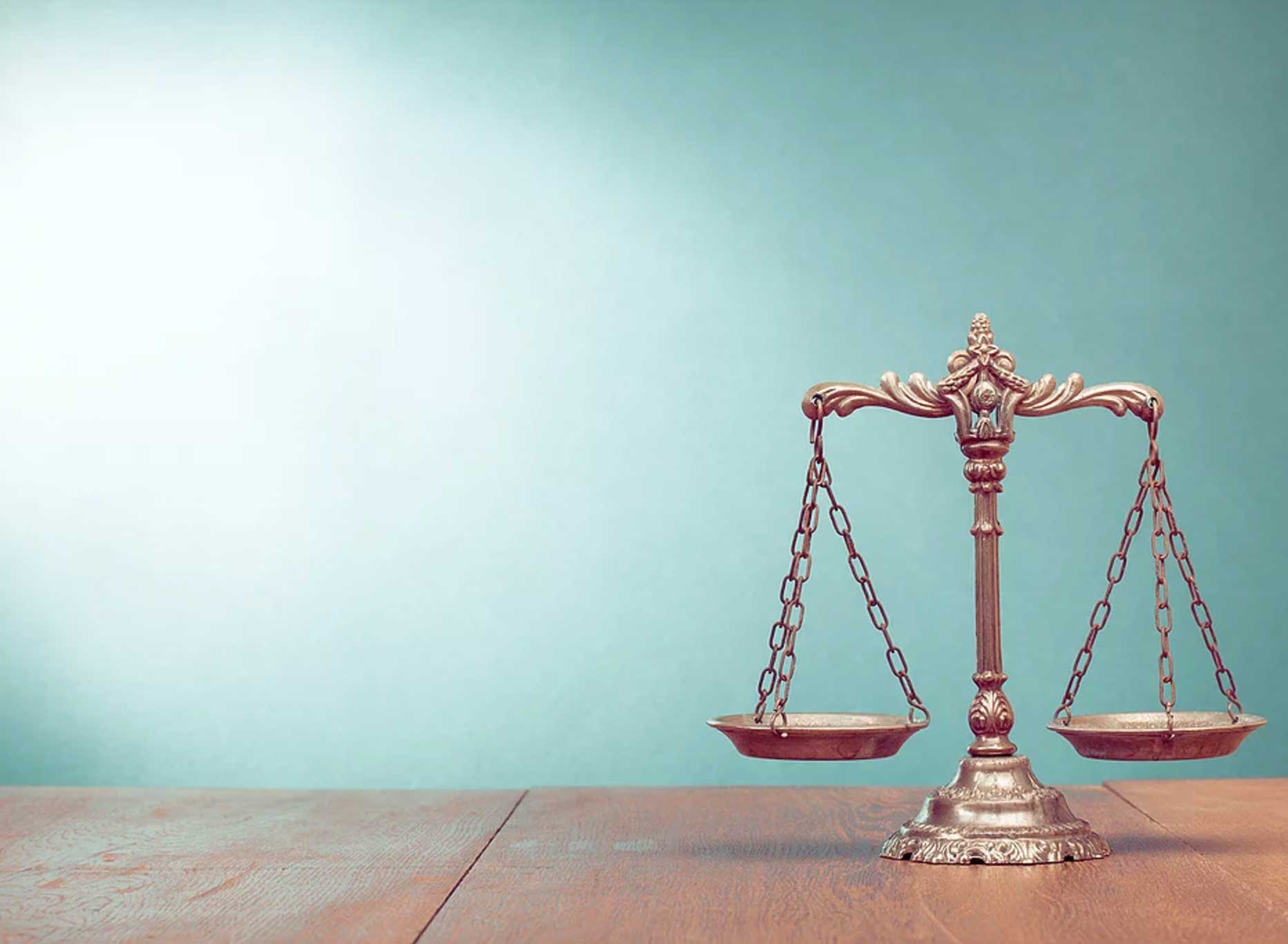 protection juridique : document d'assurance habitat avec balance de justice