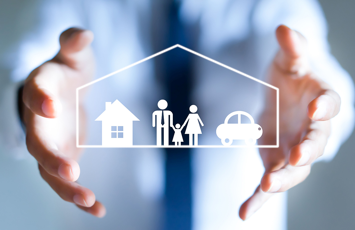 assurance habitation en ligne : illustration d'une personne utilisant un ordinateur pour souscrire une assurance habitation