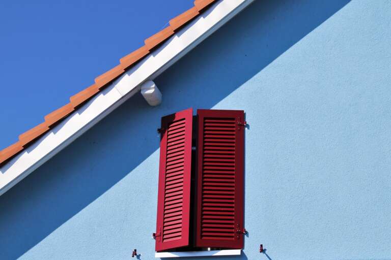 compteurs Linky : compteur électrique Linky installé sur un mur intérieur
