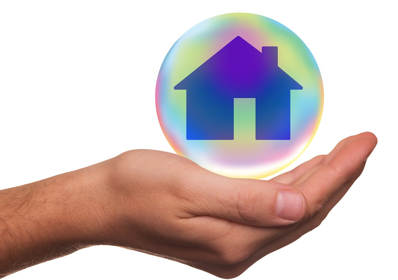 garantie responsabilité civile : illustration d'une maison avec un bouclier protecteur