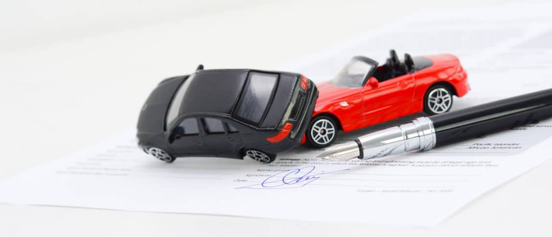 assurance auto temporaire : image illustrant une voiture avec un contrat d'assurance temporaire