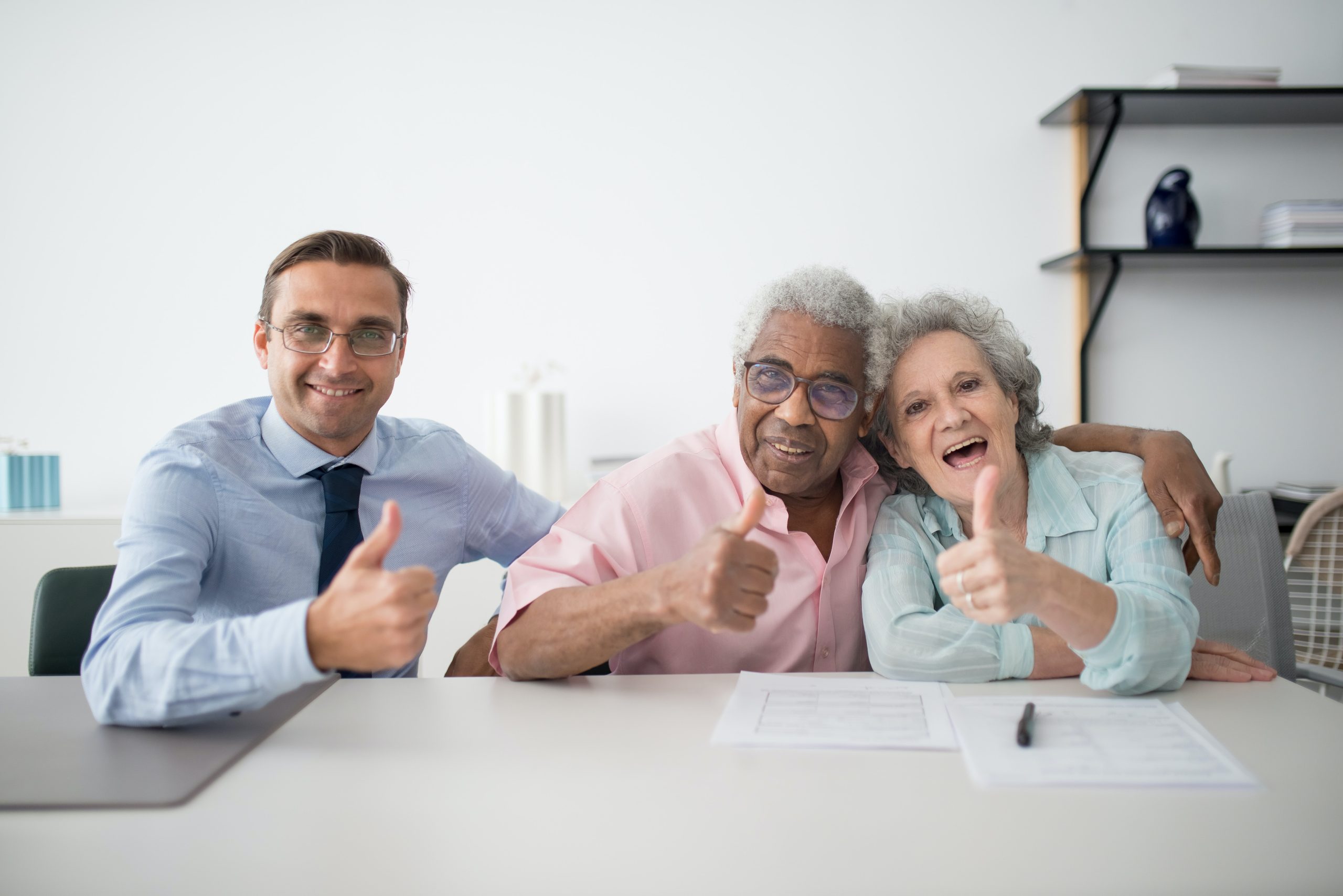 mutuelle senior : personne âgée souriante consultant des documents d'assurance