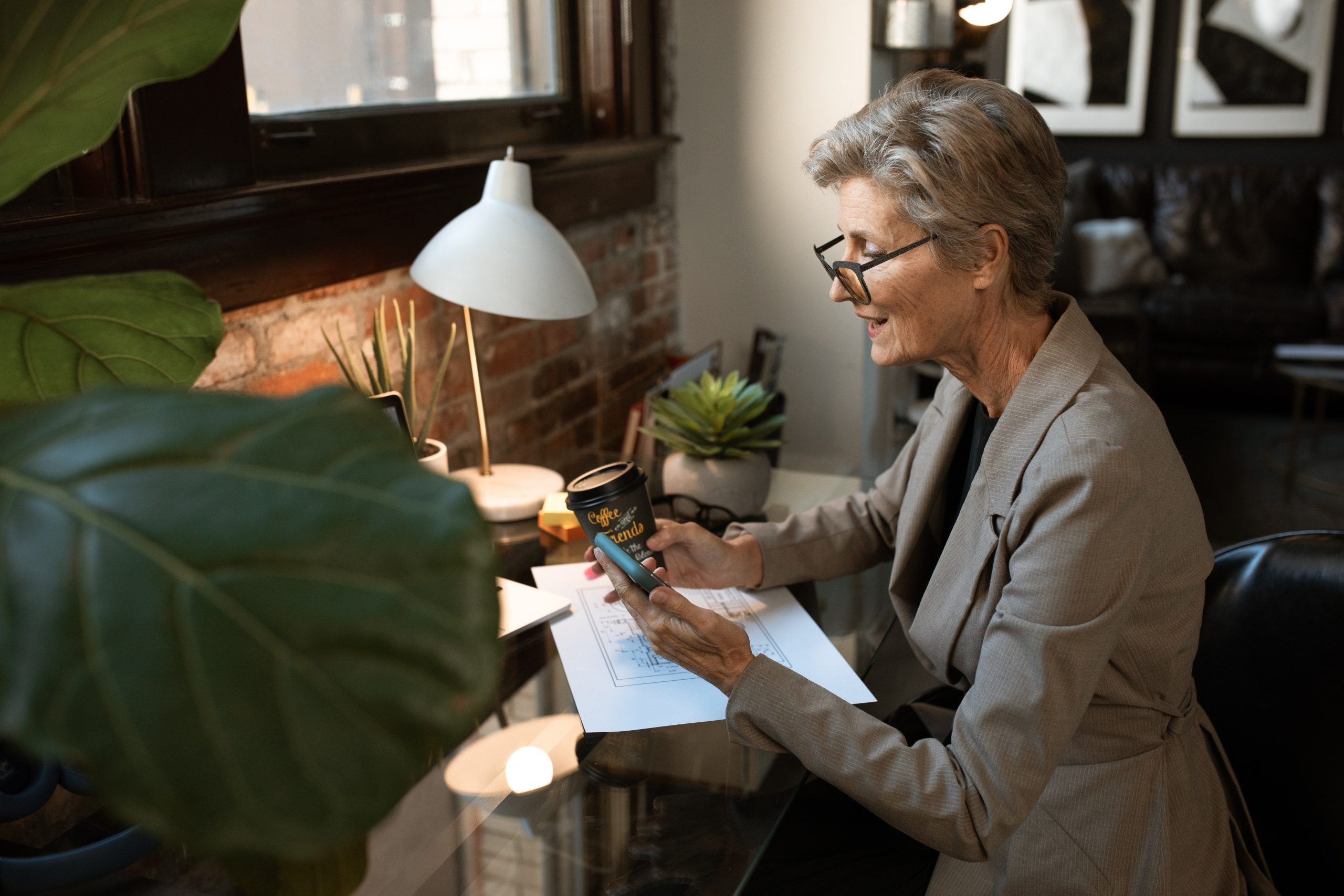 mutuelle senior : seniors consultant des documents de mutuelle santé