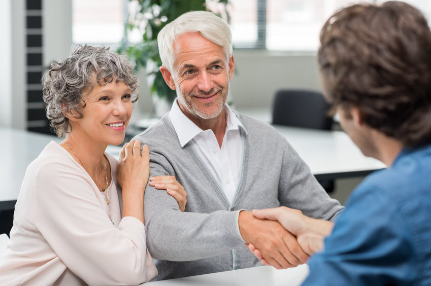 mutuelles santé seniors : illustration d'une senior consultant une brochure de mutuelle santé